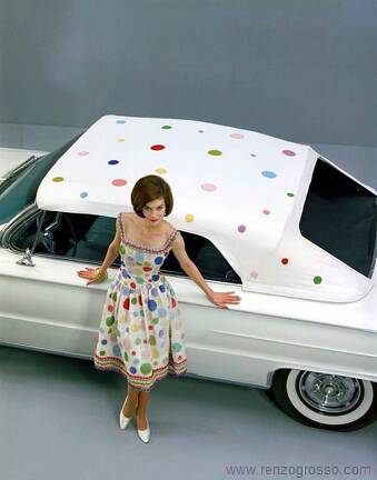 1960-aprox-carro-e-modelo-com-bolinhas
