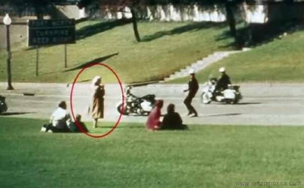 1963-11-22-dallas-mulher-desconhecida-assassinato-de-kennedy