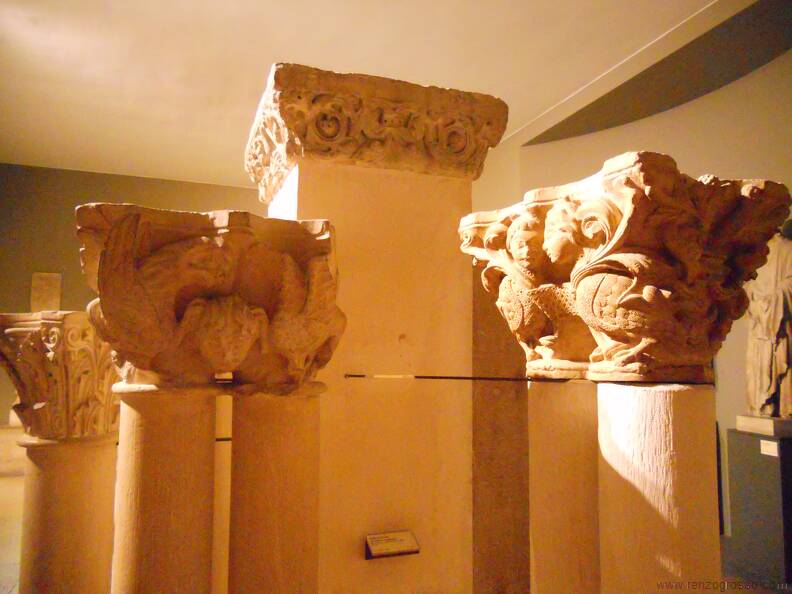 Paris 2015 - Museu Medieval de Cluny - Pedaços de pilares.JPG