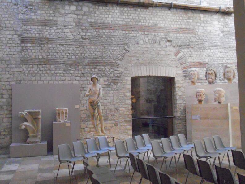 Paris 2015 - Museu Medieval de Cluny - Salão com esculturas1.JPG