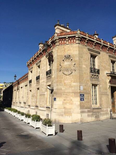 Paris 2015 - Escola de 1882 - Halte Garderie - Fachada2.JPG