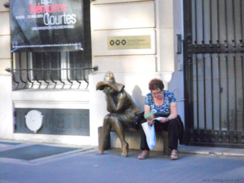 Paris 2015 - Instituto Hongrois - banco com estátua e mulher.JPG