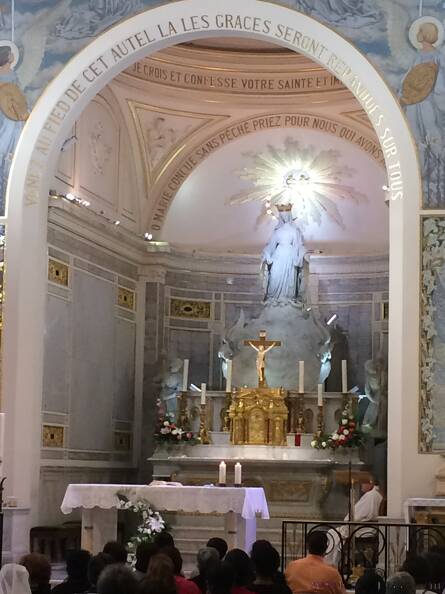 Paris 2015 - Igreja e Espace Mèdailles - altar.JPG