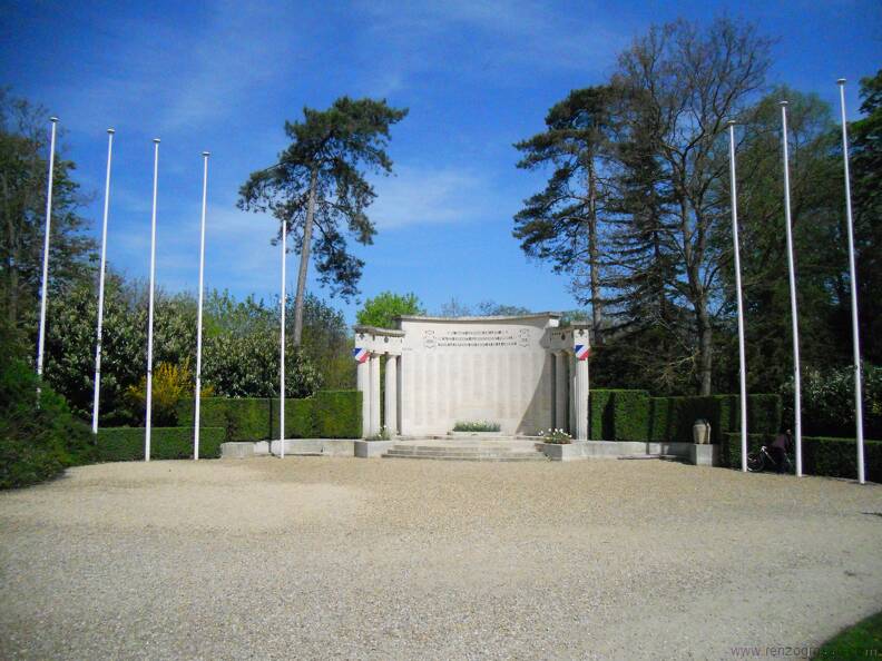 Paris 2015 - Castelo de Saint-Germain-en-Laye - Monumento aos mortos na Primeira Guerra1.JPG