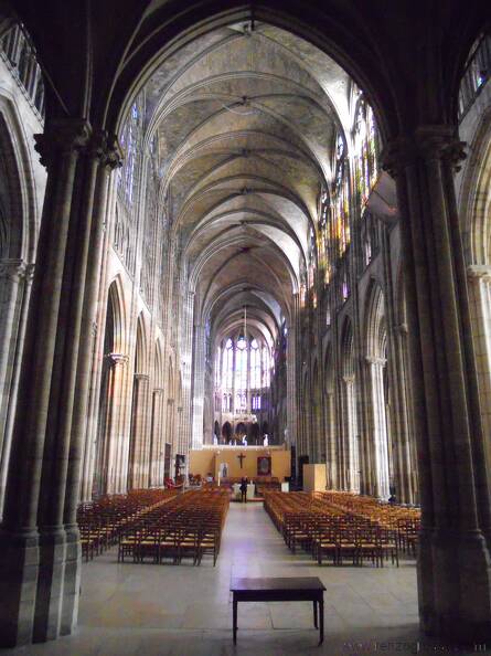 Paris 2015 - Catedral de Saint Denis - Nave Principal1.JPG