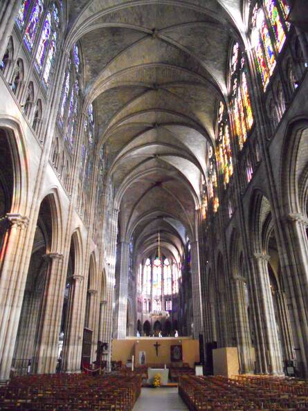 Paris 2015 - Catedral de Saint Denis - Nave Principal2.JPG